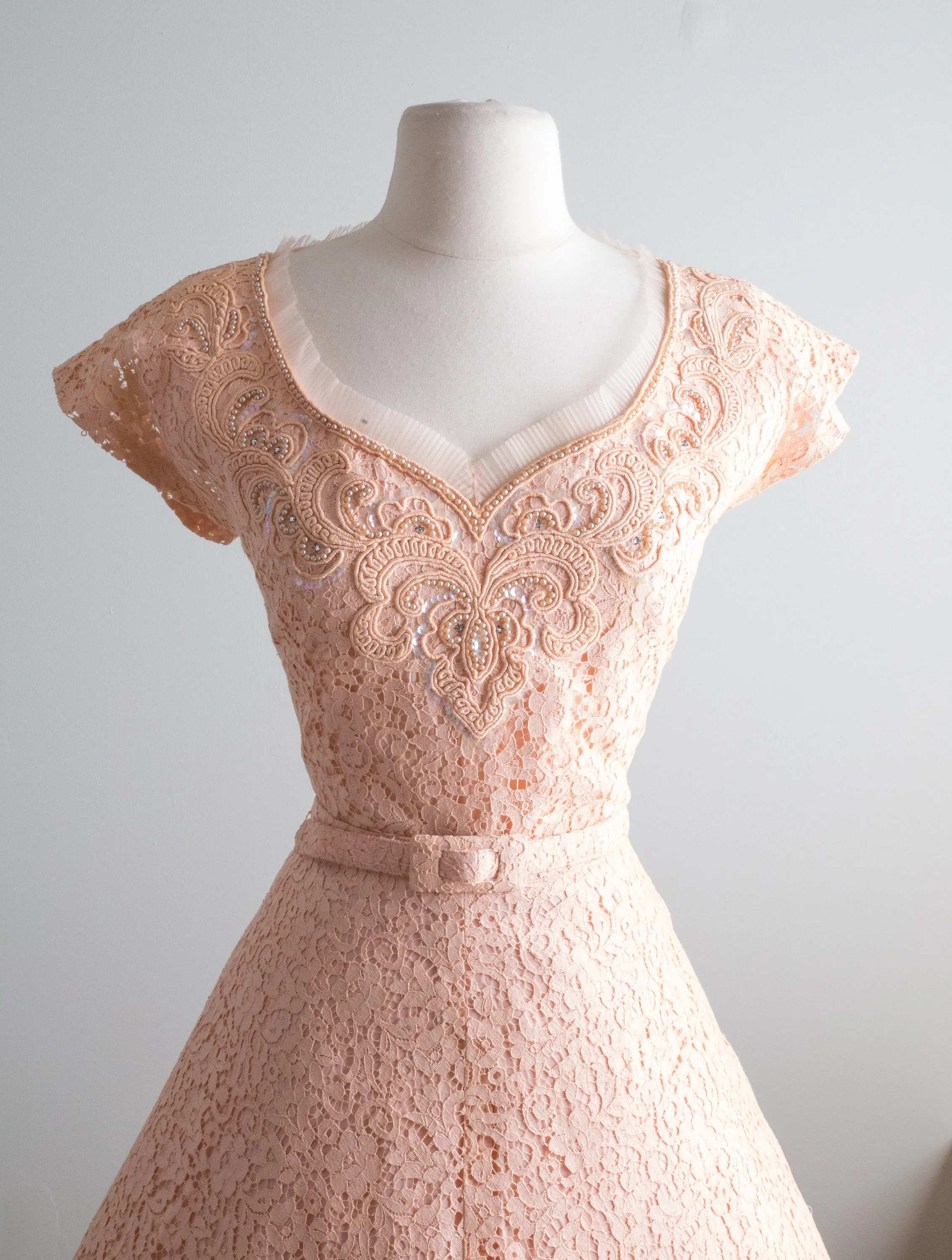 1950's Pale Pink Lace Party Dress With Soutache / Waist 28