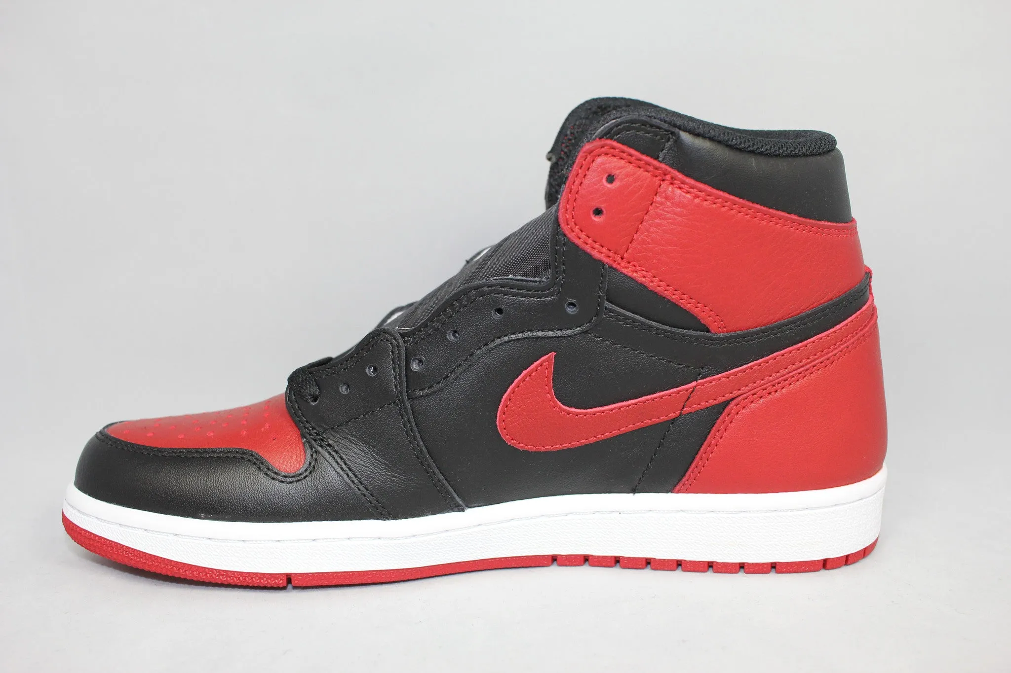 Air Jordan 1 Retro High OG 'Banned' 2016 SKU 555088 001 - Authentic - New in Box