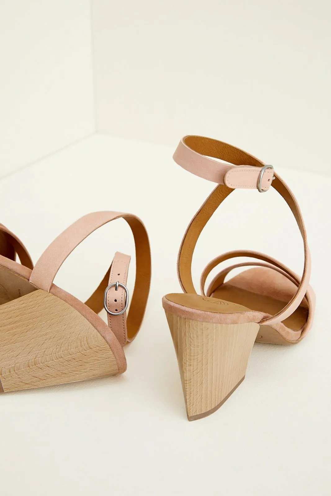 Coclico Taurasi Sandals